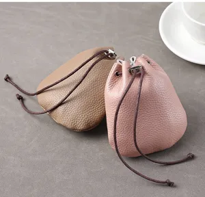 Detalle de monedero de cordón de cuero genuino, pequeña bolsa de almacenamiento.