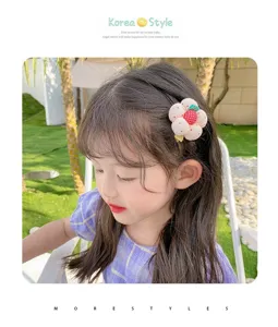 Primo piano dettagliato della graziosa forcina per capelli con fragola floreale, dolce.