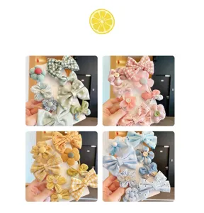 Accessori per capelli per bambini set molletta fiocco in tessuto vista dettagliata.
