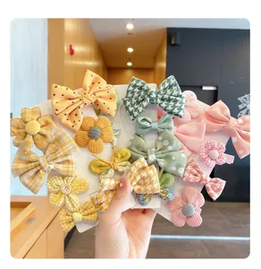 Set di simpatici fermagli per capelli per bambini, fiocchi in tessuto e forcine floreali.
