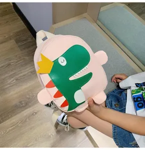 Vue détaillée de sac à dos dinosaure pour enfants, cartable rose avec joli motif animal vert.