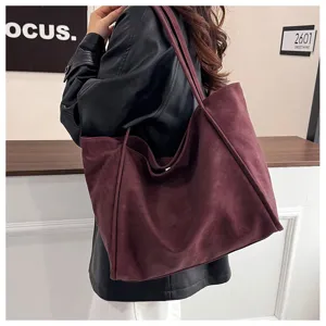 Casual autumn winter large capacity tote bag, vintage shoulder bag for daily commute.