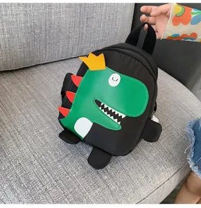 Vue détaillée du sac à dos dinosaure mignon pour enfants, design vert et tissu doux.