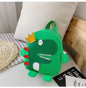 Vue détaillée du sac à dos dinosaure vert pour enfants avec couronne jaune et épines rouges.