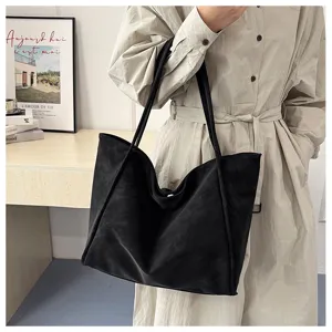Classic black tote bag for women, large capacity casual commuting single shoulder bag, autumn.