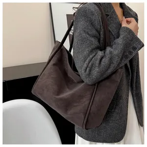 Retro large capacity brown shoulder tote bag for women, chic autumn winter casual commute bag.