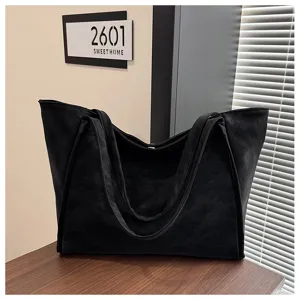 Details of black minimalist large capacity tote bag, casual commuting shoulder bag design.