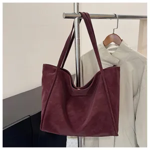 Retro large capacity tote bag for women, stylish shoulder commuter bag for autumn and winter.