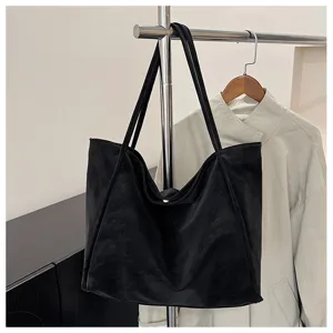 Details of the black casual tote bag, featuring spacious capacity and durable minimalist design.