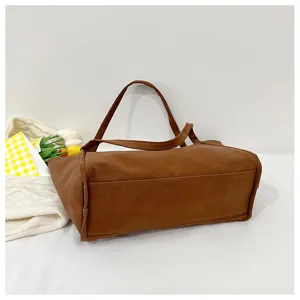 Detail view of the brown vintage tote bag showing its large capacity and quality texture design.