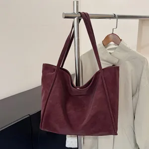 Classic retro large capacity tote bag for women, casual PU leather shoulder commuter bag.