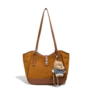 Sac à main cabas en daim marron sac bandoulière avec joli pendentif d'ours et bouton magnétique.