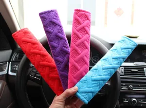 Plüsch Auto Sicherheitsgurt Schulterpolster bieten weichen Stoff und geometrisches Design.