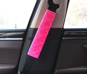 Plüsch Auto-Sicherheitsgurt-Schulterpolster in leuchtendem Rosa für Komfort und Schutz.