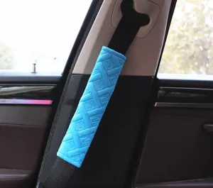 Detailansicht eines weichen blauen Plüsch Auto Sicherheitsgurtpolsters mit feiner Stickerei.