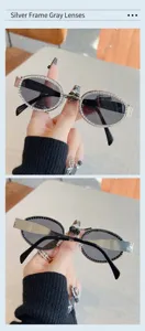 Detailaufnahme moderner Y2K Metall Ovale Sonnenbrille mit Strasssteinen und grauen Gläsern.