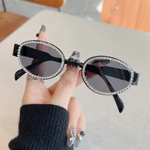 Y2K Strass Sonnenbrille fuer Damen und Herren, modische ovale Designer Sonnenbrille mit Steinen.