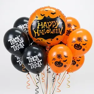 Close-up van bedrukte Halloween feestdecoratie ballonnen met enge pompoen en spinneweb motieven.