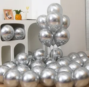 Vista detallada de globos metálicos plateados, ideales para decoración de fiestas.