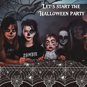 Detail van het mooie Halloween feesttafelkleed met een prachtig spinnenweb patroon.