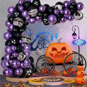 Halloween feest ballon boogset met paarse en zwarte ballons en pompoen decoratie.