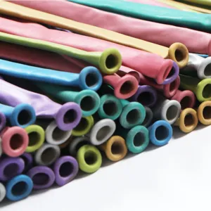 Gros plan détaillé de longs ballons magiques colorés non gonflés pour décoration de fête.