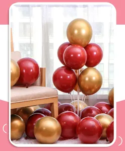 Globos de látex metálicos detalle, arco de globos rojo y dorado para fiesta y decoración de boda.