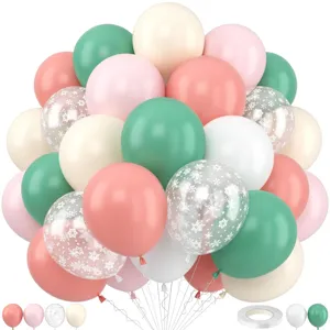 Latexballon-Bouquet Detail mit grünen, rosafarbenen und schneeflockenbedruckten Luftballons.