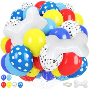 Detailansicht bunter Geburtstagsballons, Pünktchen, Pfotenabdrücke und Knochen-Folienballons.