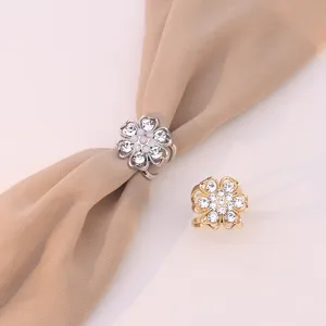 Detail opname van de retro holle bloem sjaal gesp met schitterende strass steentjes.