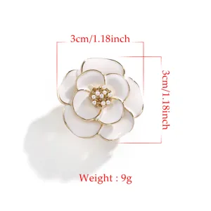 Primo piano della spilla fiore di camelia bianca con bordo dorato, dettaglio 3cm.