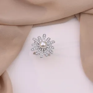Primo piano dettagliato della fibbia per sciarpa con perle di fiori in strass lucidi.