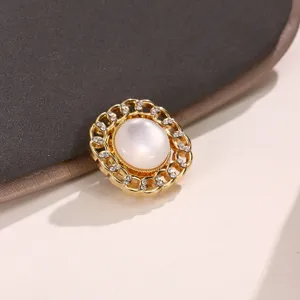 Camelia perla strass metallo bottone vista ravvicinata per decorazione abiti.