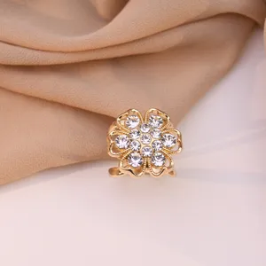 Retro holle bloem sjaalgesp met sprankelende strass-steentjes, elegant kledingaccessoire.