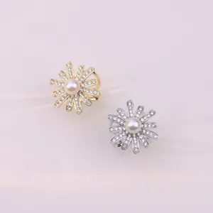 Primo piano dettagliato dell'anello sciarpa perla fiore strass, accessorio elegante.
