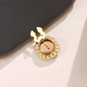 Dettaglio gemma gemello fiore camelia dorato, elegante accessorio per camicia dallo stile versatile.