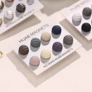 Gedetailleerd overzicht van kleurrijke hijab-magneten met gestructureerd rond ontwerp, sterke clips.
