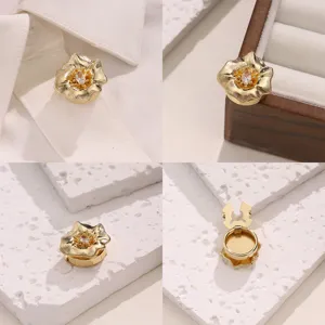 Copribottoni floreale dorato per camicie, elegante gemma in rame con strass decorativi.