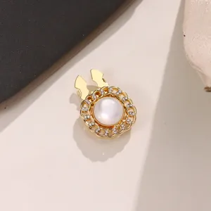 Eleganti copribottoni dorati con perla e finitura a catena con strass scintillanti.