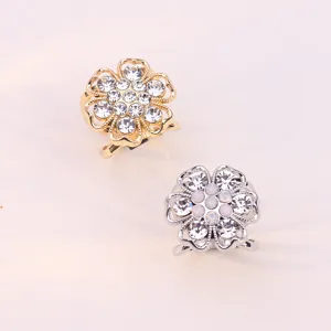 Gedetailleerd overzicht van de strass bloemen sjaalgesp met prachtig opengewerkt design.