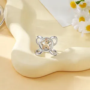 Vista dettagliata di un anello per sciarpa argentato con strass stella gialla e metallo.