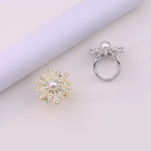 Vista dettagliata della fibbia per sciarpa fiore perla strass, stile molto versatile.