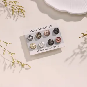 Set van 8 kleurrijke magnetische hijab speldjes en clips voor veilige hoofddoek bevestiging.