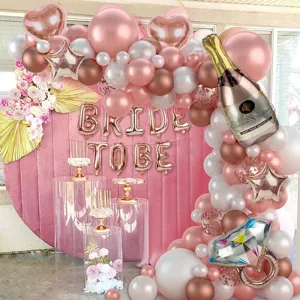 Roségold Junggesellinnenabschied Ballon Bogen Set mit Sektflasche und Bride to be Buchstaben.