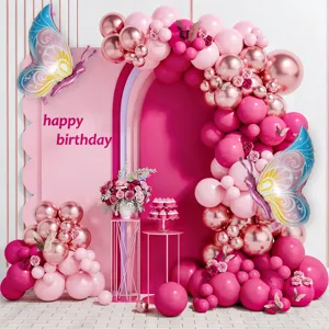 Vista dettagliata dell'arco di palloncini rosa con palloncini farfalla per decorazione.