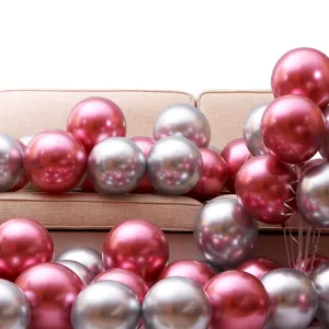 Globos de latex metalizado en rosa y plata, perfectos para bodas y decoraciones de fiestas.