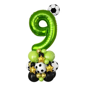 Détail de ballon aluminium chiffre 9 vert avec ballon football et étoile dorée fête.