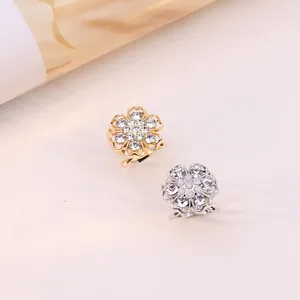 Gedetailleerd overzicht van vintage holle bloem strass sjaalring, elegante decoratieve clip.