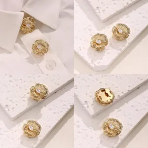 Squisiti copribottoni floreali dorati con zircone centrale scintillante per camicie eleganti.