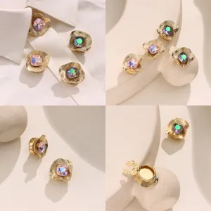 Squisiti copribottoni placcati in oro con pietre di zircone scintillanti per camicie.